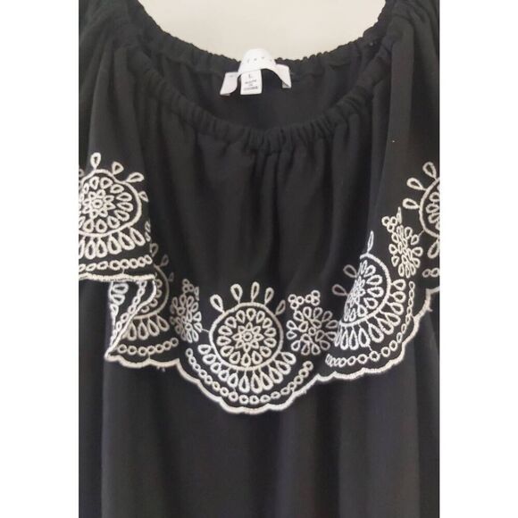 NWOT~FEVER Black & White Trim Off Shoulder Ruffled Neck Top Sz Large - Picture 2 of 3